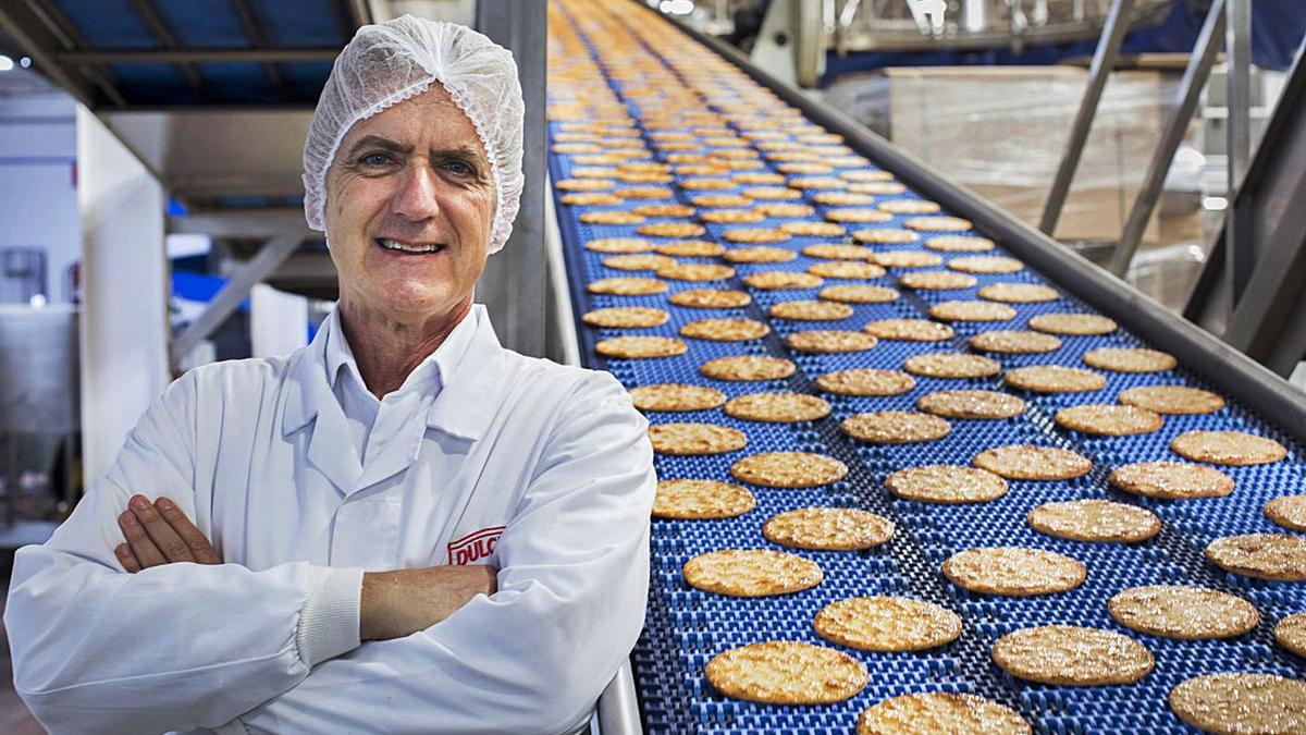 Rafael Juan, en una de las líneas de producción de bollería de la fábrica de Gandia. | XIMO FERRI