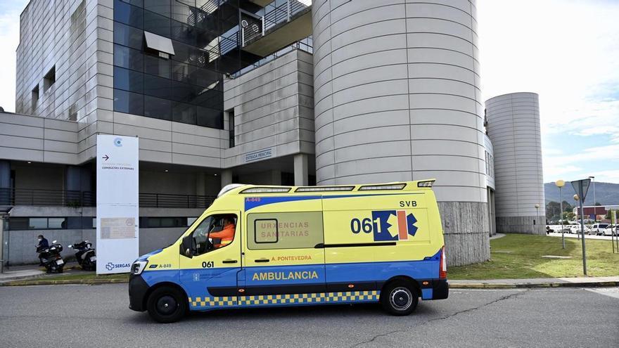 Tres heridos, uno de ellos inconsciente, al chocar con su coche contra un muro en Pontevedra