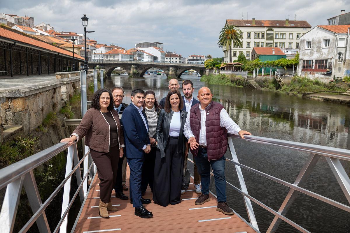 Autoridades en el nuevo pantalán de la base náutica de Betanzos.