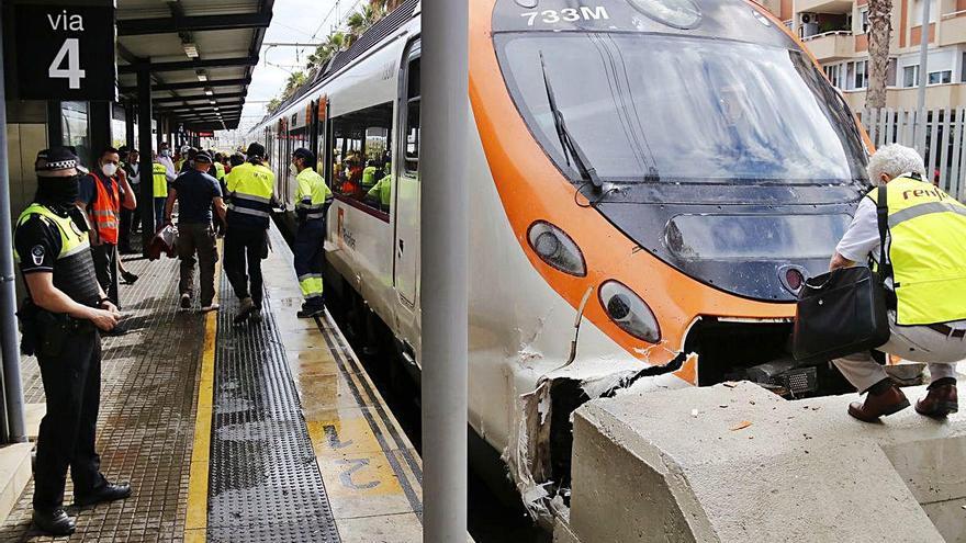 Operaris treballen en la part frontal del tren accidentat.