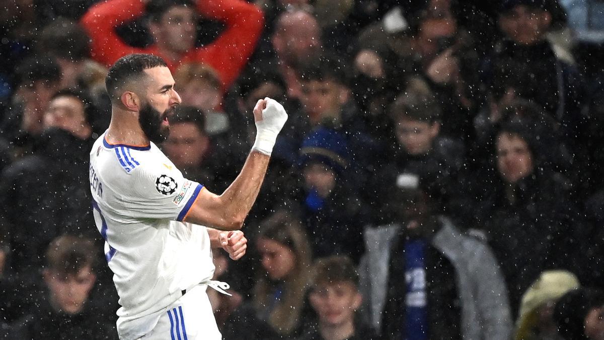 Karim Benzema celebra uno de sus goles en Stamford Bridge.