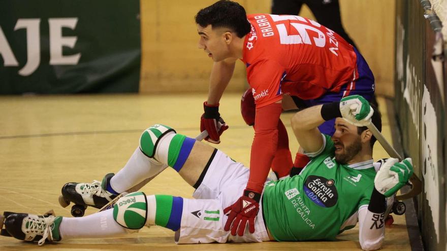 Nuno Paiva, en el suelo, tras un lance en el partido contra el Oliveirense en el Palacio. | Iago López