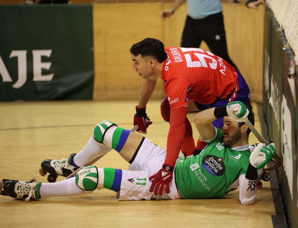 Nuno Paiva, en el suelo, tras un lance en el partido contra el Oliveirense en el Palacio. | Iago López