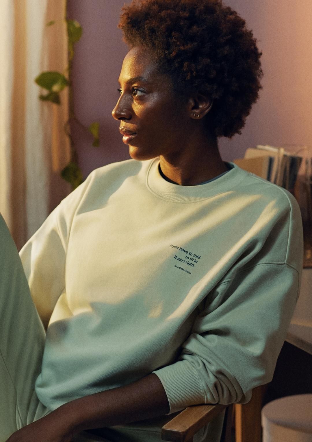Otra de las sudaderas de la colección de Yrsa Daley-Ward para H&M