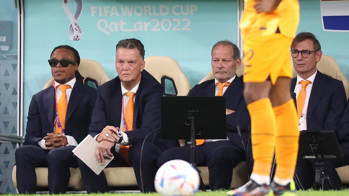 Edgar Davids, Louis Van Gaal, Daley Blind y Frans Hoek, el cuerpo técnico de Países Bajos en el Mundial de Qatar.