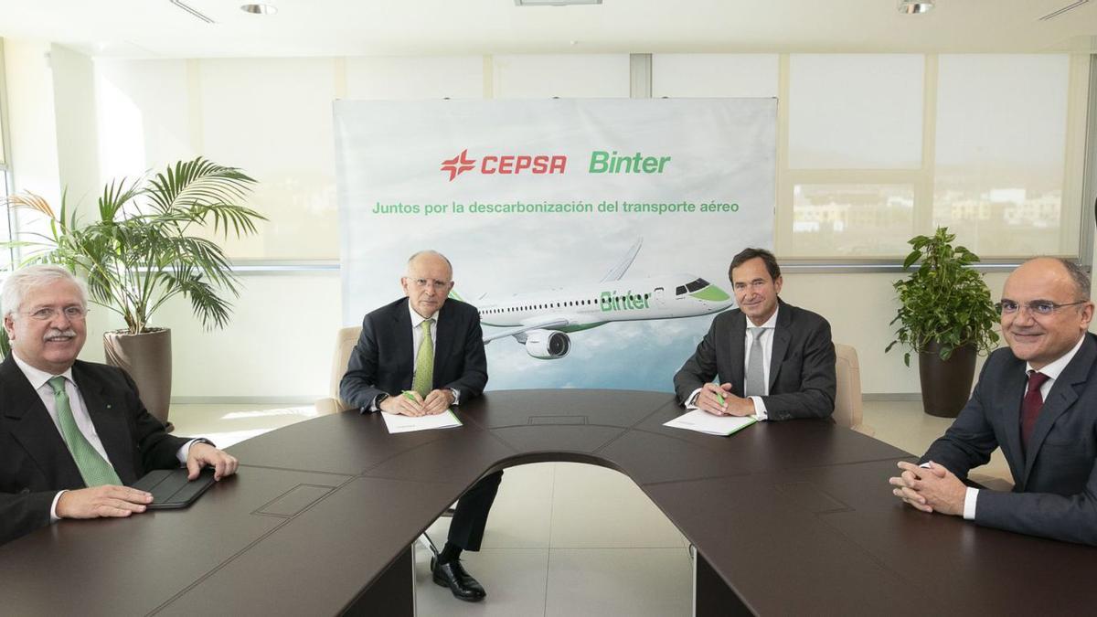 Momento de la firma del acuerdo entre Binter y Cepsa para impulsar la descarbonización del sector aéreo.