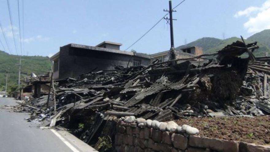 Un terremoto de 7 grados causa más de 100 muertes en China