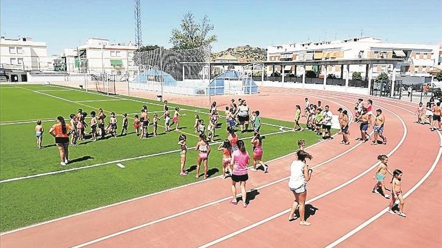 Unos 200 niños disfrutan de la escuela de verano