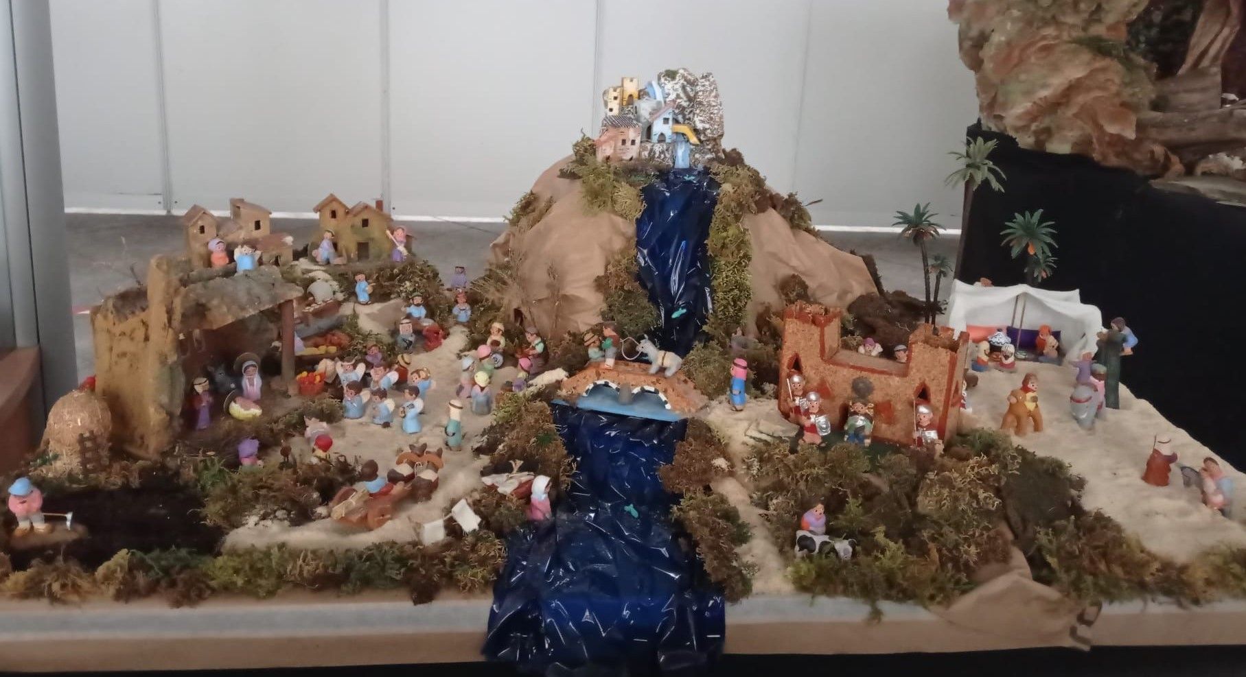 La Pola monta el gran belén: de las escenas con güevos pintos a los playmobil y portales "mineros"