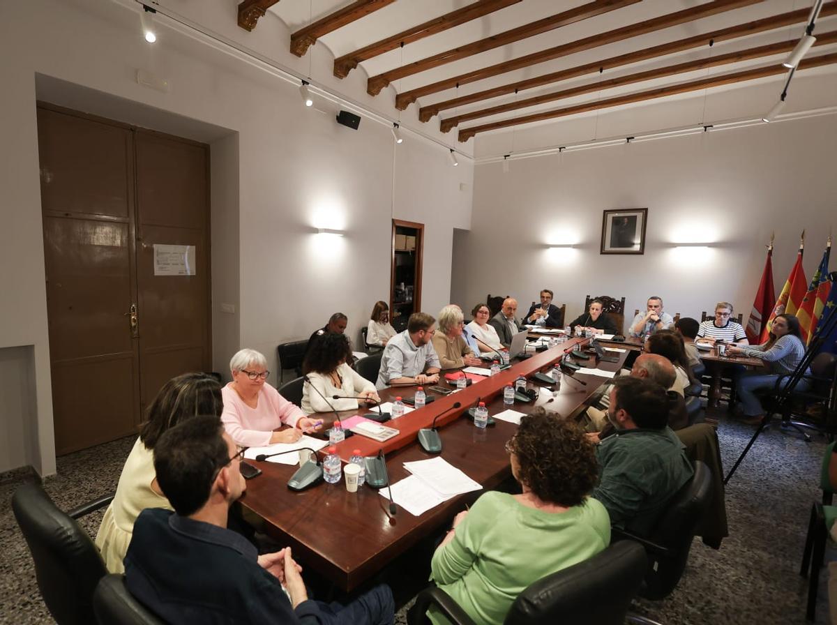 La corporación municipal de Carcaixent, en el pleno del miércoles.