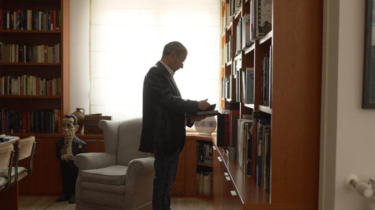 Boyero, en la biblioteca de su casa de Madrid.