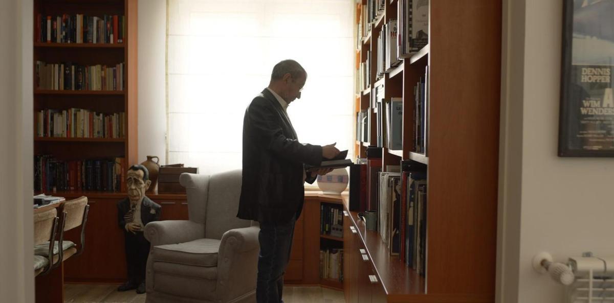 Boyero, en la biblioteca de su casa de Madrid.