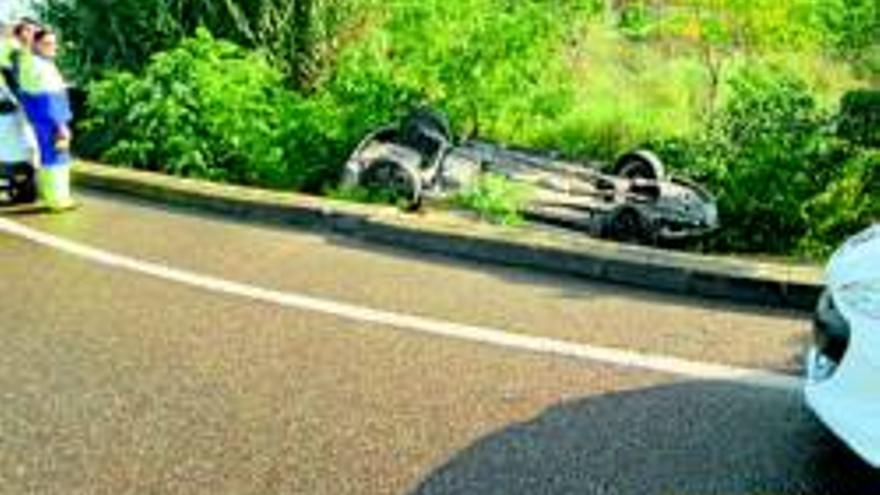 Dos accidentes seguidos tras el vuelco de un vehículo por distracción de los conductores