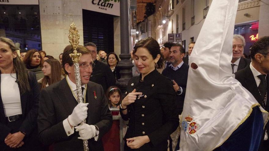 Ayuso toca la campana al trono de la Paloma en la calle Larios