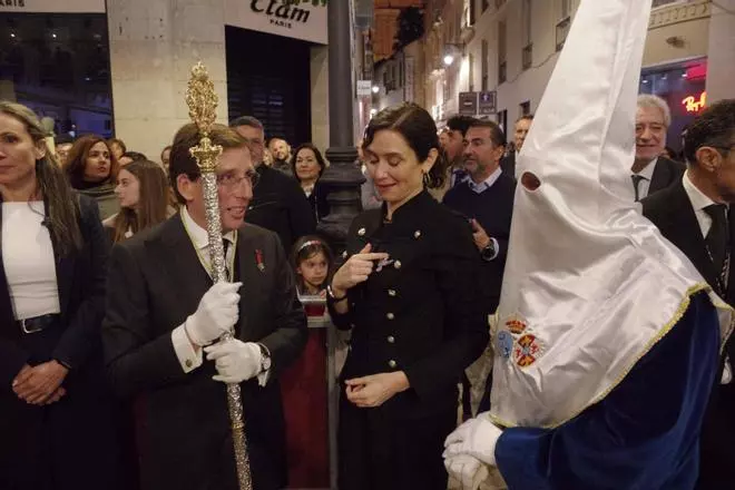 Ayuso toca la campana al trono de la Paloma en la calle Larios