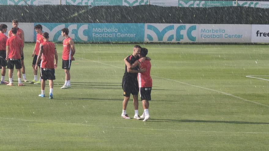 Luis García mueve ficha con Jan Virgili: abrazo y cariño para el extremo del Mallorca en Marbella