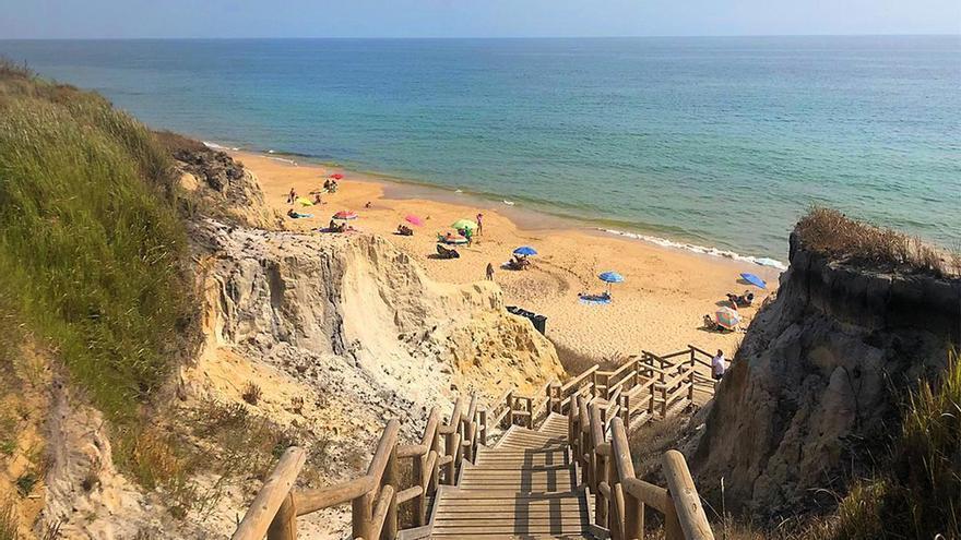 La playa de Huelva que parece sacada de un sueño y se esconde entre acantilados frente al Atlántico