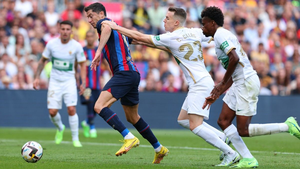 Robert Lewandowski en una acción ofensiva frente al Elche en el Camp Nou