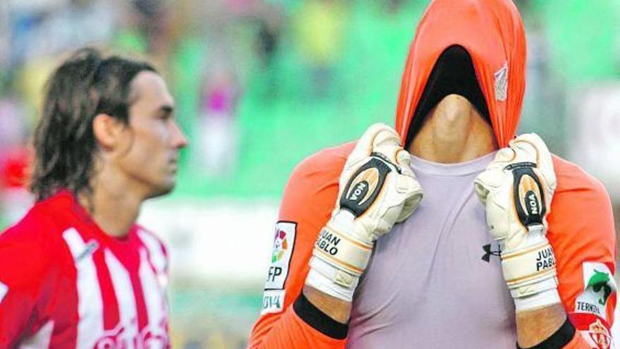 Juan Pablo se tapa la cara con la camiseta tras el penalti señalado en Elche, con Sangoy tras él.