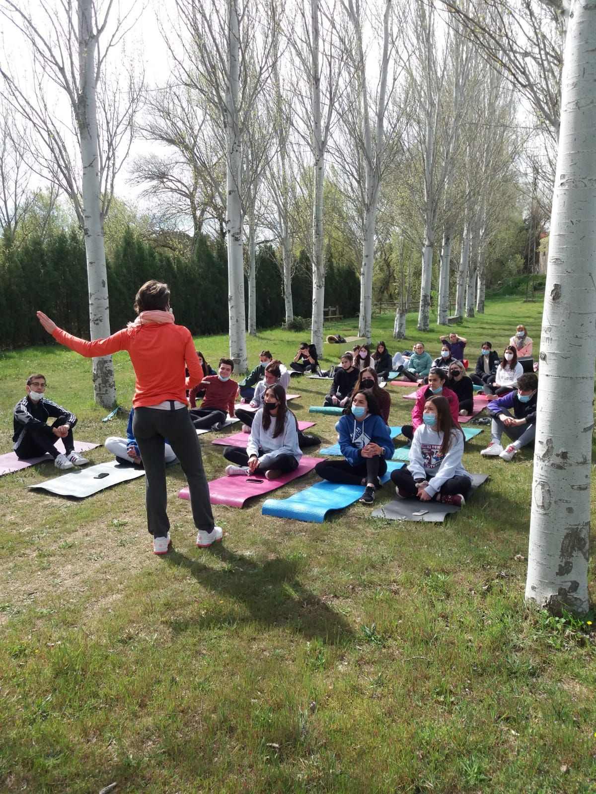 Los estudiantes de 2º de Bachillerato disfrutaron de una estupenda clase de yoga en la arboleda.