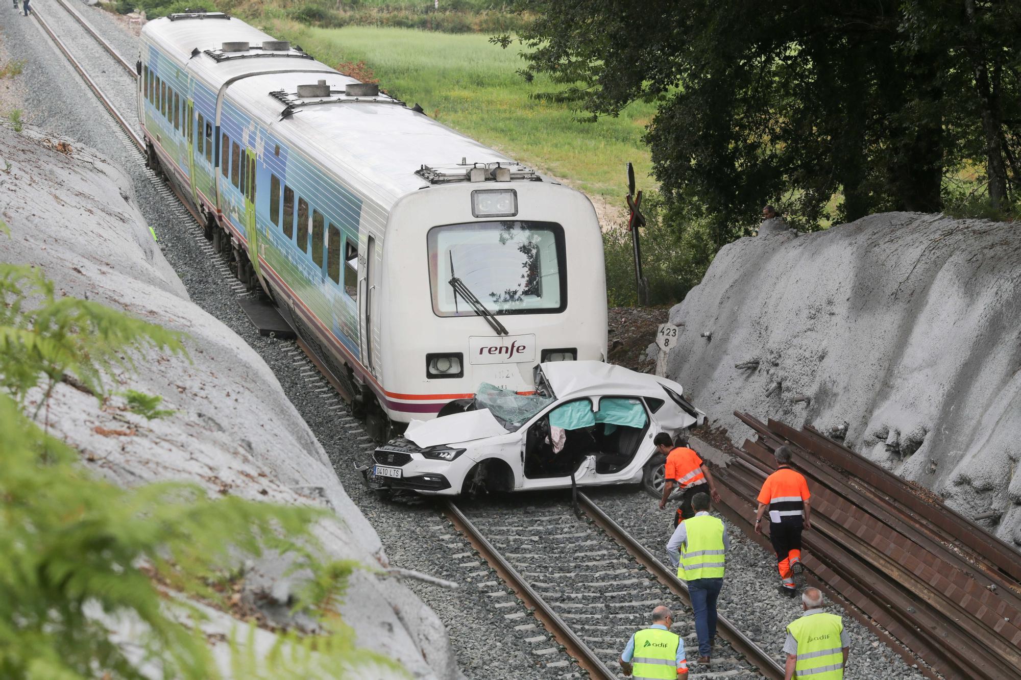 Un muerto y dos heridos graves al arrollar a un coche un tren que salió de A Coruña en un paso a nivel en Lugo