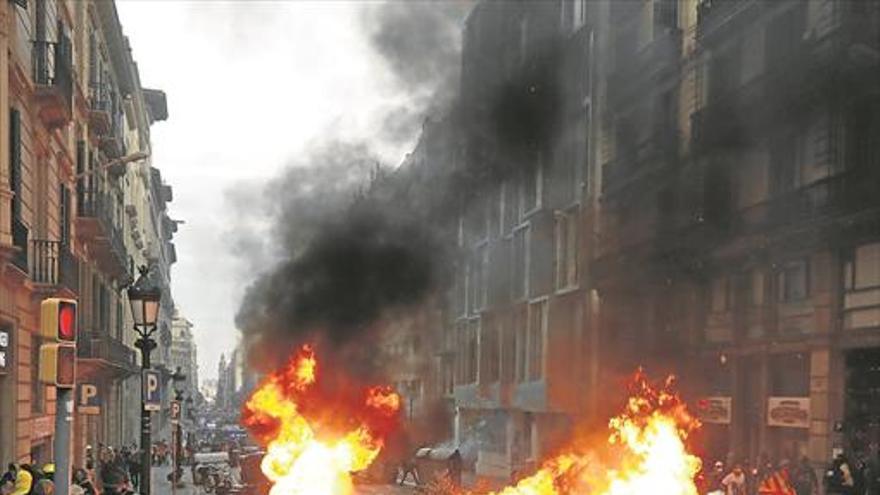 El independentismo enseña sus dos caras en el centro de Barcelona