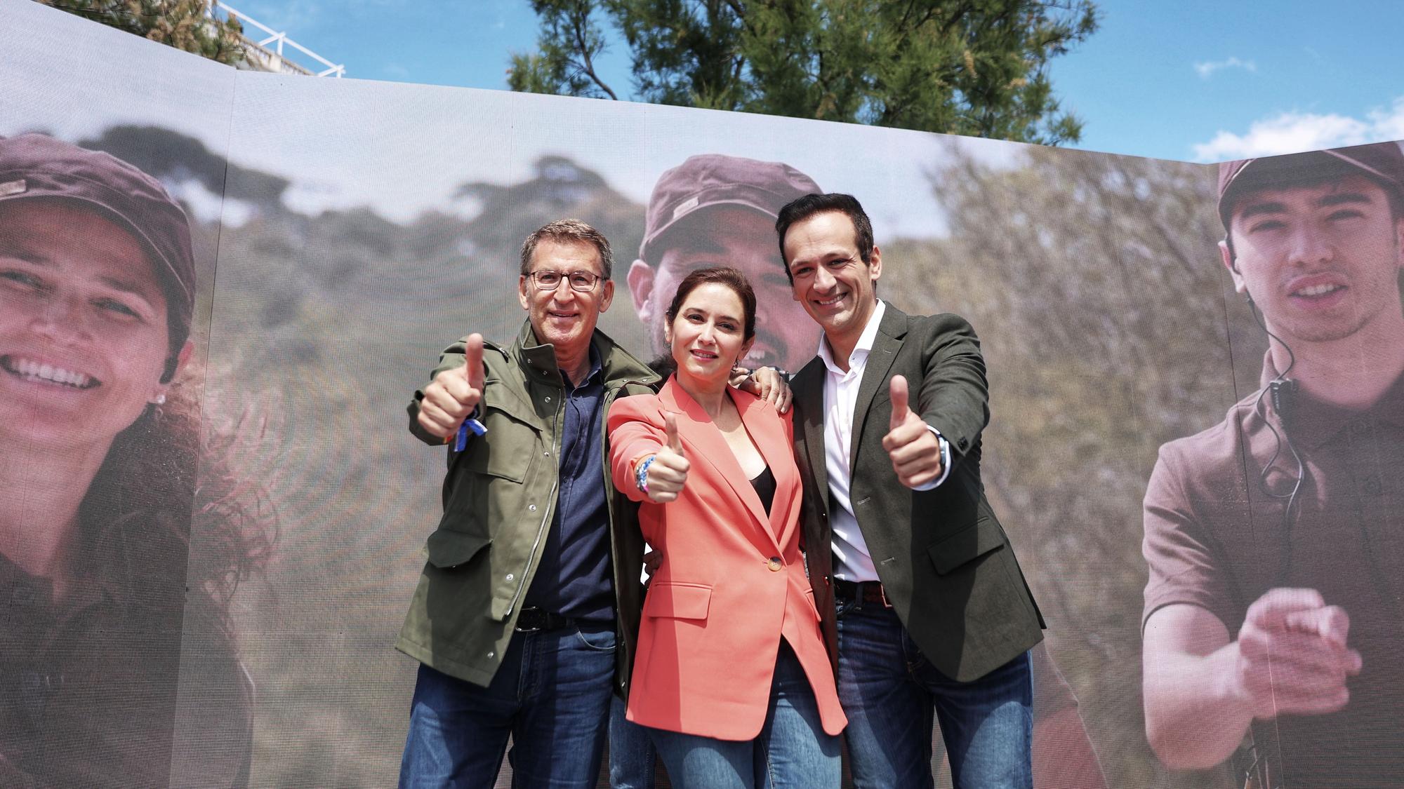 El presidente del Partido Popular, Alberto Núñez Feijóo; la presidenta de la Comunidad y candidata del PP a la reelección, Isabel Díaz Ayuso; y el candidato a la Alcaldía de Getafe, José Antonio Mesas, participan en un acto político en la estación central de Getafe