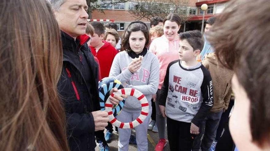 Los estudiantes atienden las indicaciones del profesor.