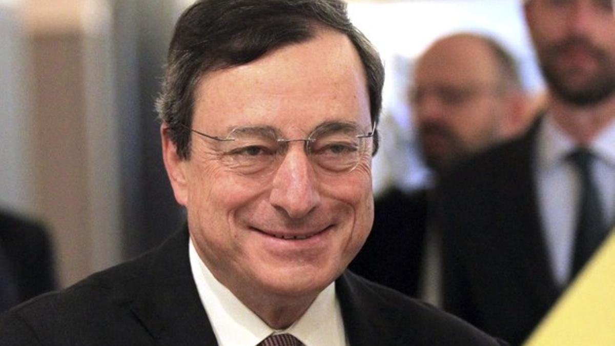 Mario Draghi sonríe a su llegada a la Comisión de Asuntos Económicos y Monetarios del Parlamento Europeo en Bruselas