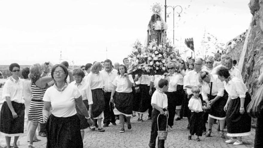 La imagen de la Virgen del Carmen es portada a hombros durante la tradicional procesión.