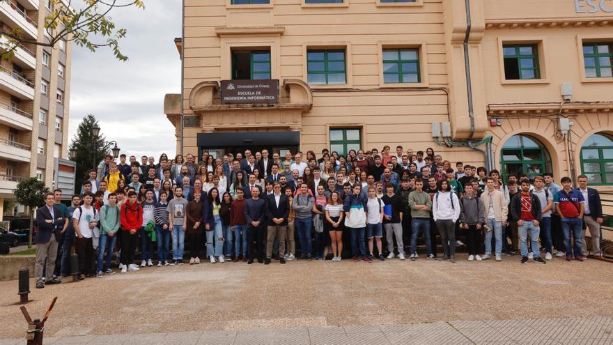 Informática cumple en Oviedo 40 años, con sus plazas de grado llenas y alumnos colocados antes de acabar los estudios