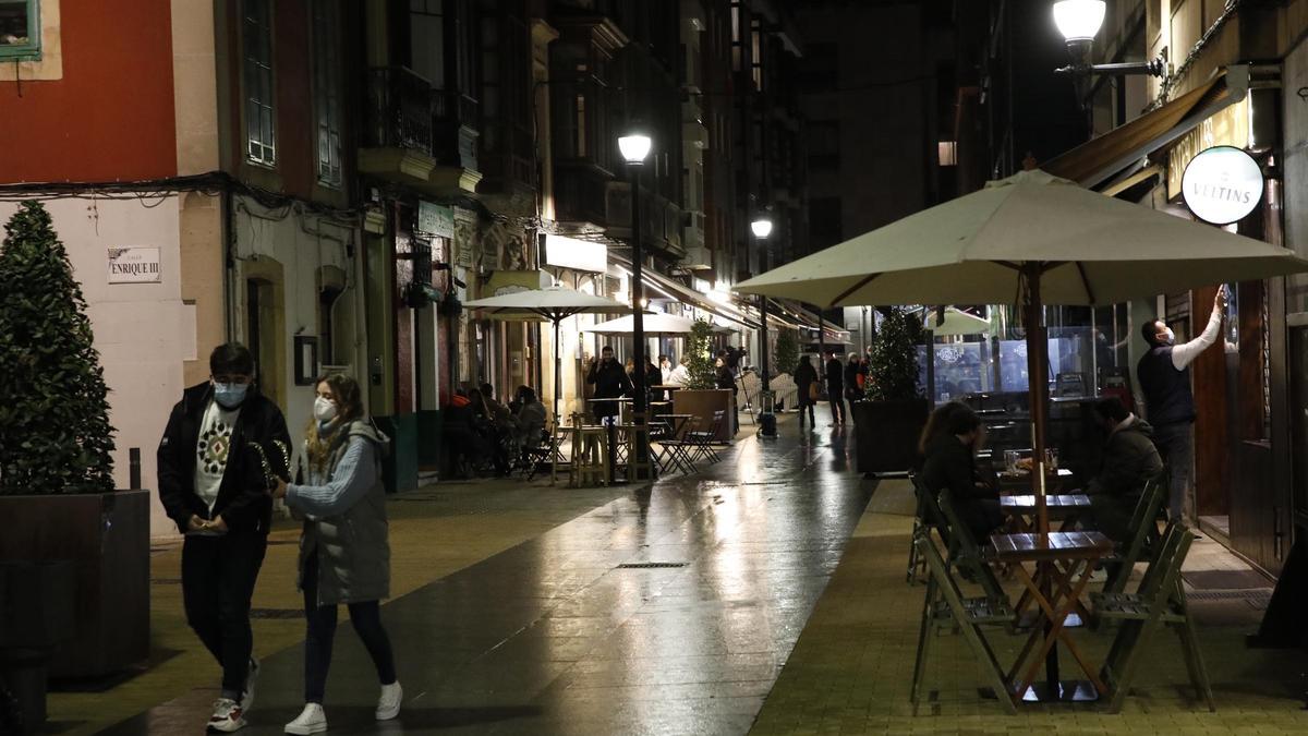 Terrazas vacías y comercios cerrados a las 20.00: así queda Asturias en la primera jornada de adelanto del toque de queda