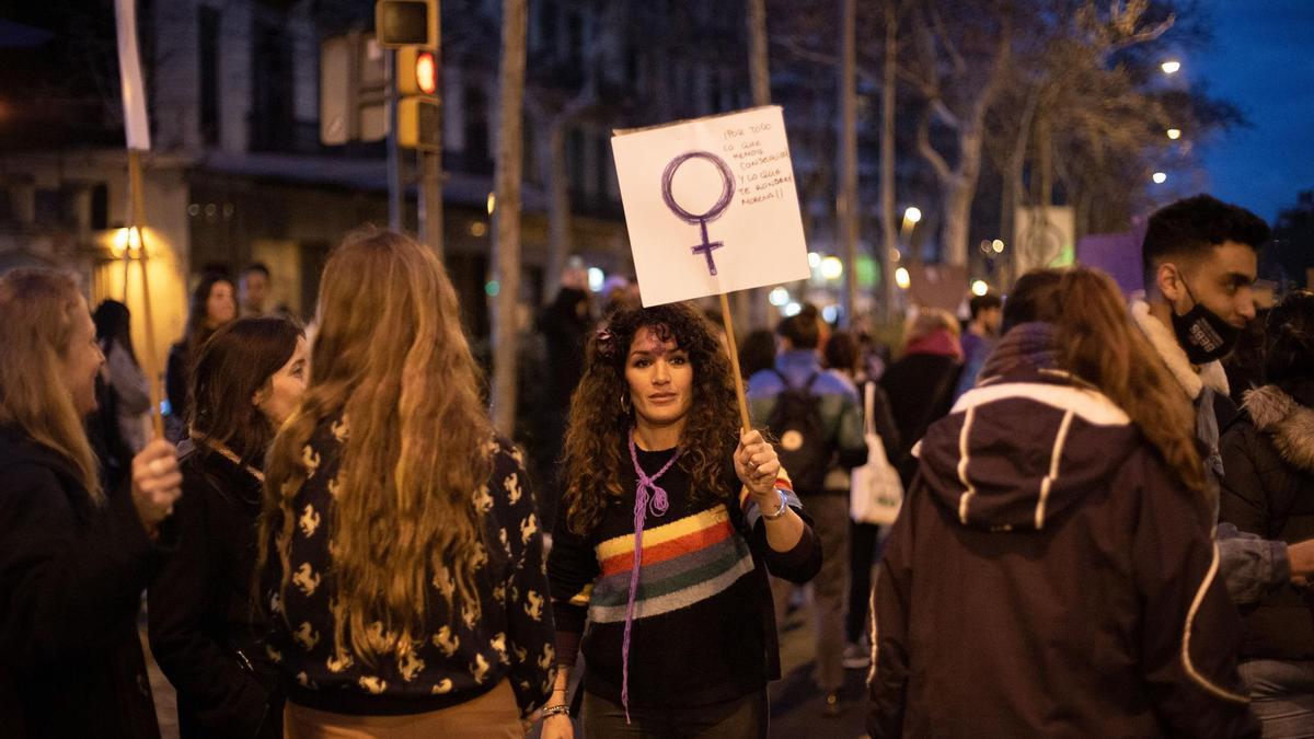 Archivo - Una mujer levanta una pancarta en una manifestación por el 8M, Día Internacional de la Mujer, a 8 de marzo de 2022, en Barcelona, Catalunya (España).