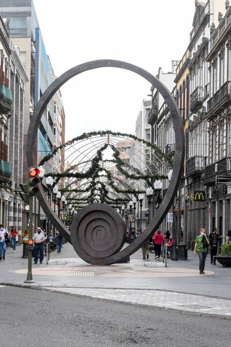 Colocado de alumbrado navideño en Triana