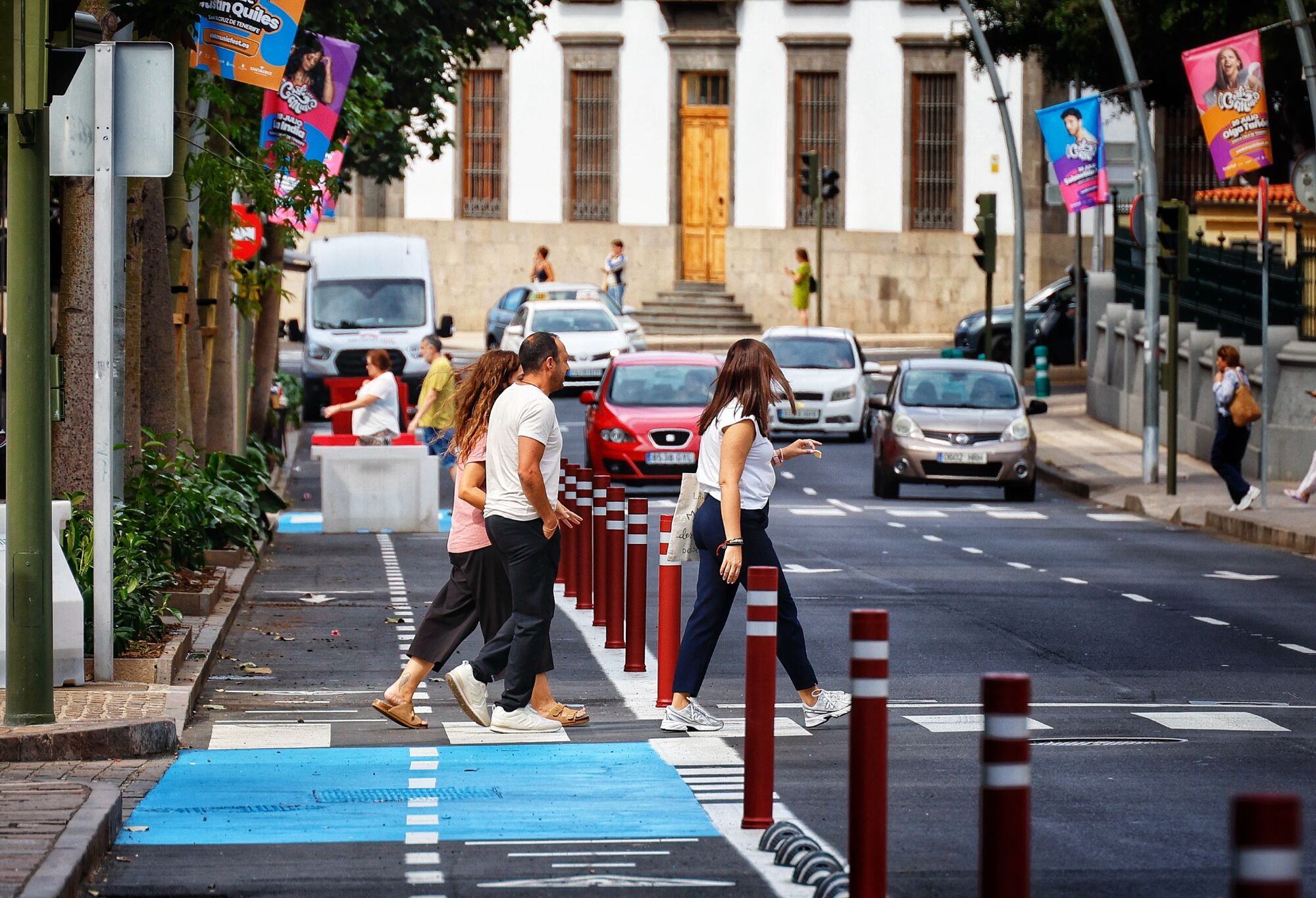 Pivotes en el carril bici de Santa Cruz de Tenerife para evitar que los coches aparquen