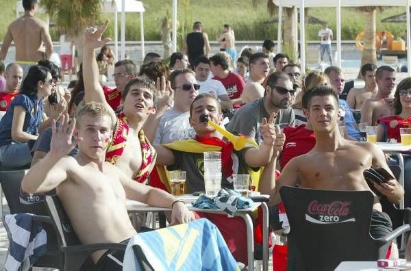 La afición zaragozana apoya a España en su debut en Las Playas