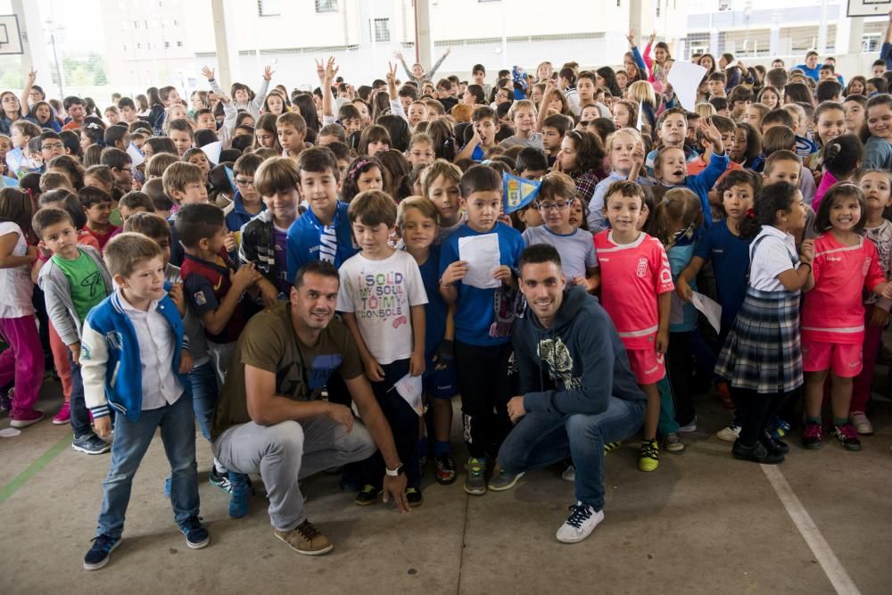 Los jugadores del Real Oviedo, Esteban y Diegui, visitan el colegio de La Corredoria 2