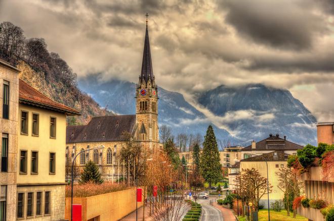 Catedral de St. Florin en Vaduz, capital de Liechtenstein.