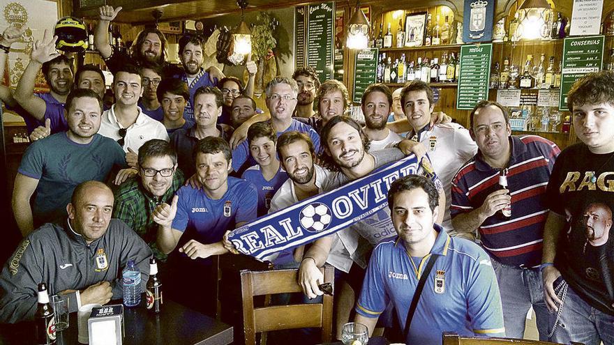 La peña Azul Madrid siguiendo un partido del Oviedo.