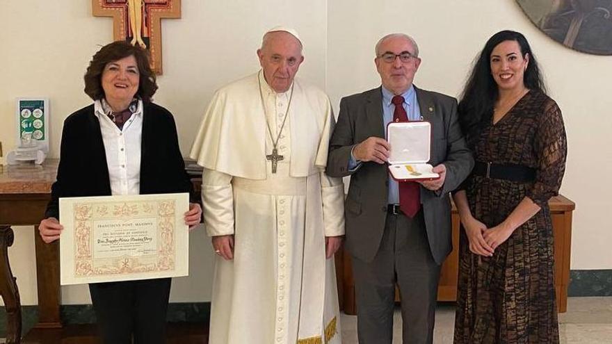 José Luis Mendoza recibe el reconocimiento otorgado por el Papa Francisco