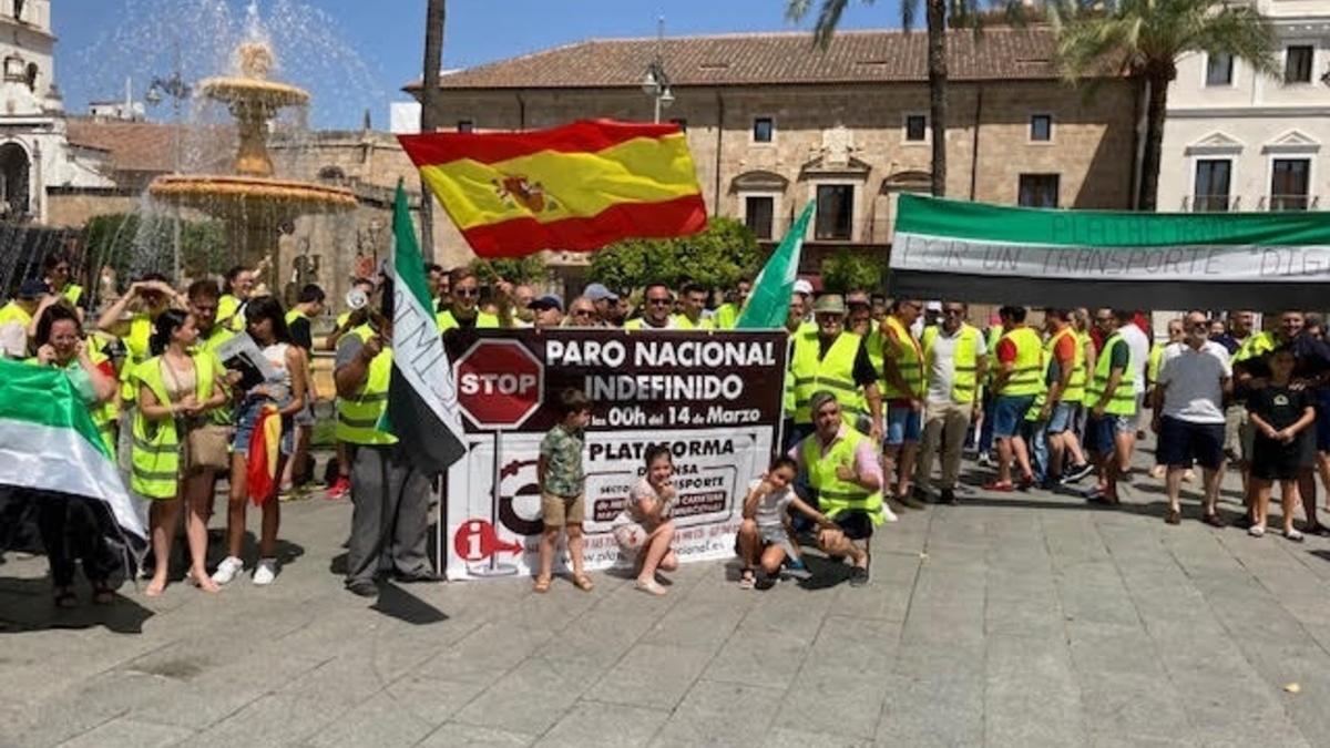 Miembros de la Plataforma del Transporte de Extremadura y de otros sectores, concentrados en la plaza de España de Mérida.