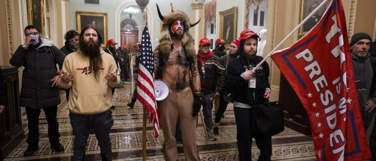 Manifestantes entran en el Capitolio