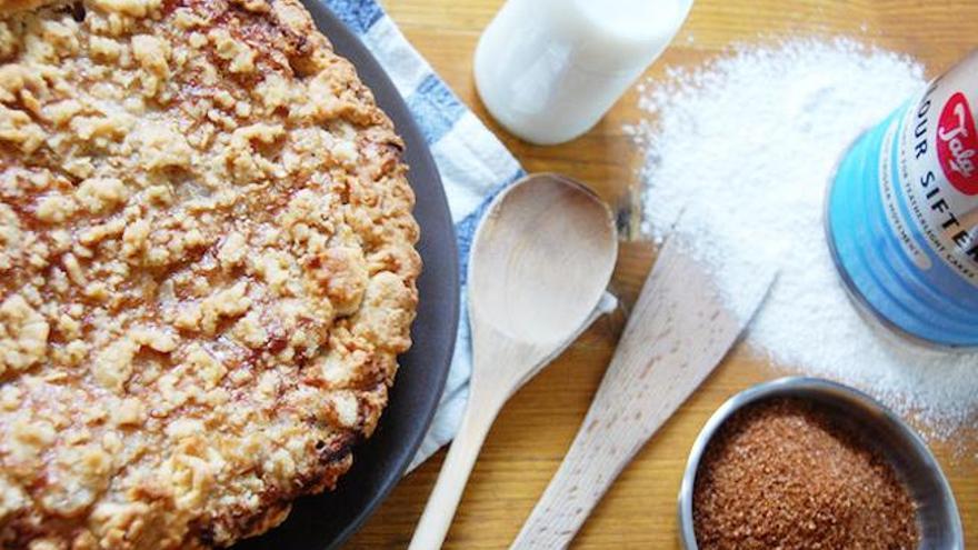 Tarta de ruibarbos con crumble de avena.