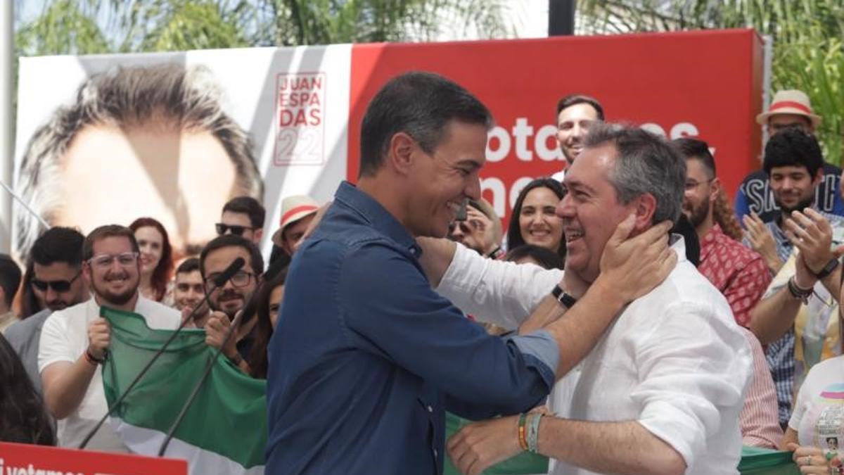 El secretario general del PSOE y presidente del Gobierno, Pedro Sánchez, junto al líder del partido en Andalucía y candidato a la Junta, Juan Espadas, durante el mitin de campaña de las elecciones autonómicas en Cártama, Málaga, este 11 de junio de 2022.