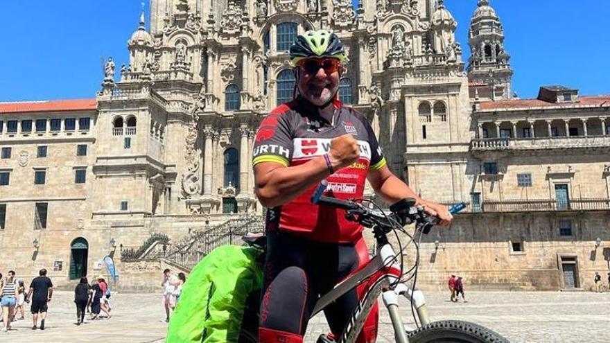 Raúl Míngol, que el año pasado peregrinó a Santiago de Compostela, a su llegada a la plaza de la capital gallega. Ha querido escoger esta imagen como símbolo para transmitir fuerza y esperanza.