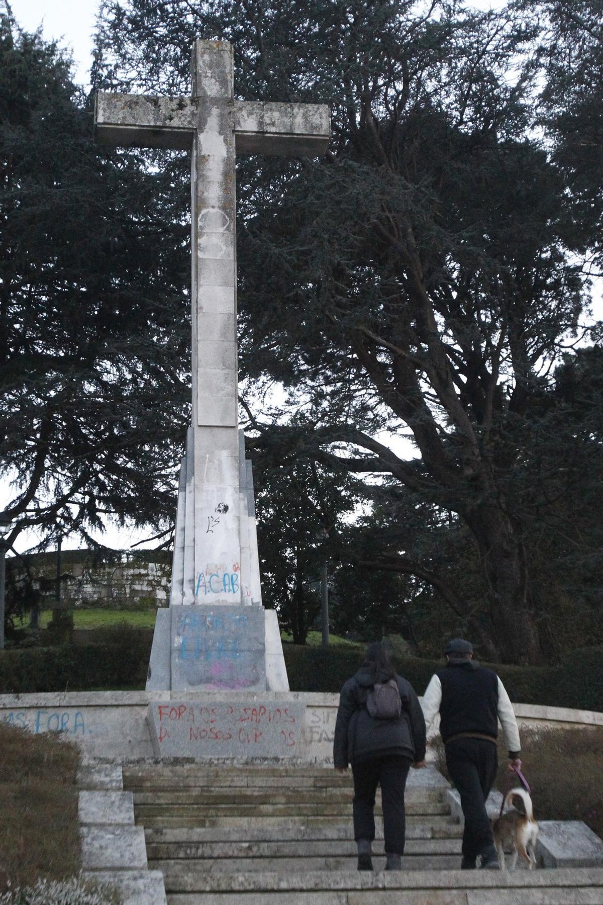Vista de la Cruz de O Castro, inagurada en 1961 por Franco.