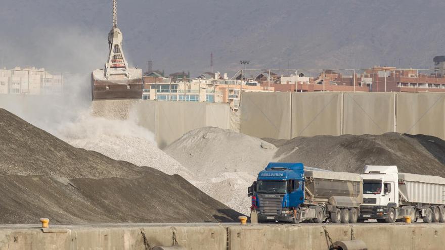 Compromís lleva la contaminación de los graneles del Puerto de Alicante al Parlamento Europeo