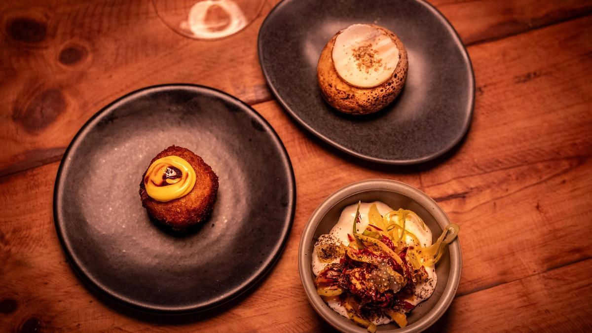 El mollete, el 'arancino' y los vegetales con espuma de taleggio de Contracorrent Bistró.