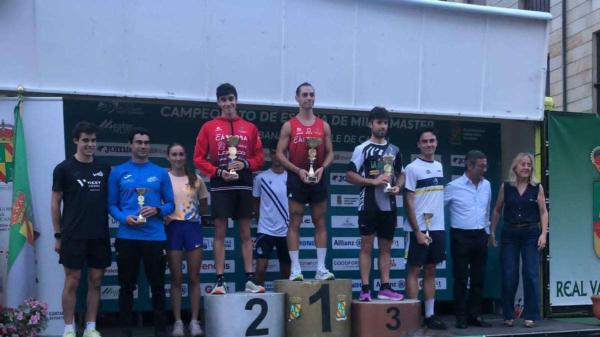 Borja Martínez, en el tercer peldaño del podio, en Sarón (Cantabria)