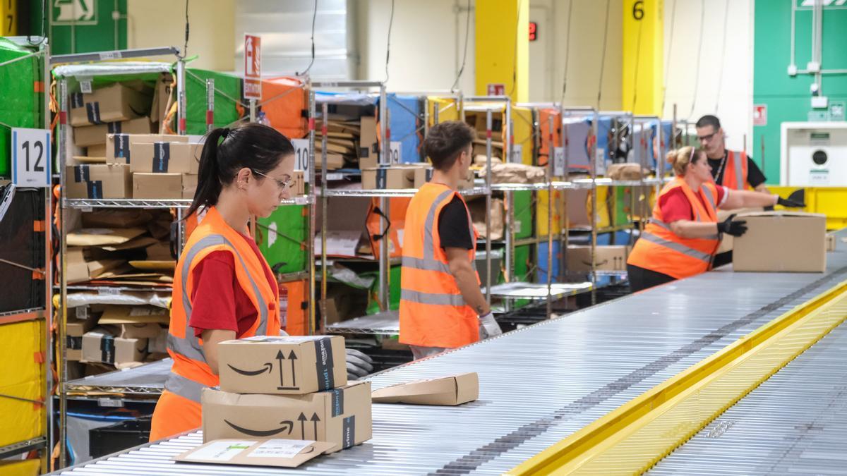 Trabajadores clasificando paquetes en la estación logística de Amazon en Alicante